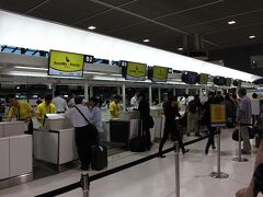 自宅から1時間で、成田空港の第２ターミナルに到着。
チェックインカウンターは行列でしたが、すいすいと進みました。