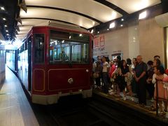 ピークトラム(山頂纜車,peak tram)の花園道(Garden Road)駅
MTRの駅から歩いて行くと、わかりづらいかも。
平日にもかかわらず、多くの人が登りのトラムを待っていた。
平日　朝の9:30くらいの状況。
駅の外にも、人が並べるようになっていたので、休日はかなり並ぶこともあるかも。