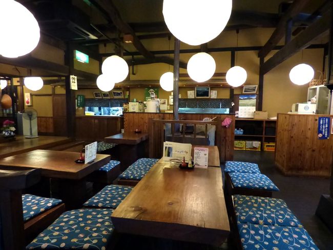 お店はテーブル席と