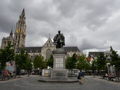 フルン広場に到着．
中央にはルーベンスの銅像が立っており，後ろにはノートルダム大聖堂が佇んでいます．
次は大聖堂裏のグローテマルクトへ．