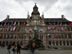 グローテマルクト到着．
中央にはブラボーの噴水，後ろには市庁舎があります．
