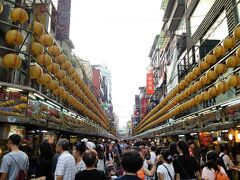 　まだ夜市タイム（18：00〜）ではありませんが賑わっています。
　もっと遅い時間になると混雑が激しくなるので、人込みが苦手な人は早めに来るのがいいかも。お店やってますし。
　この夜市の象徴でもある提灯。別の日にもっと暗くなってから来たのですが、やっぱり明かりがついてませんでした。ただの飾りなのかな？