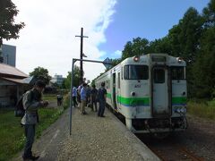 終点の新十津川駅です。日曜日だったので、18切符シーズンということもあり比較的乗客は多かったですが、地元客は少ない感じでした。ちなみに新十津川の由来ですが、奈良県の十津川村からの移住者でできた村のため、だそうです。ついでに言うと札沼線というのは、もともとは札幌駅から留萌本線の石狩沼田駅を結んでいたのですが、新十津川駅〜石狩沼田駅間は廃止になっています。