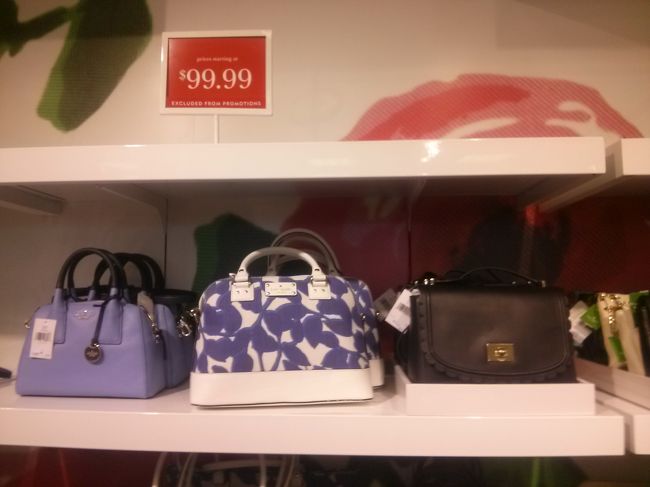 子供達が買い物に飽きる前に入ったケイトスペード。<br /><br />入場制限してました。<br /><br />入口のお姉さんの話では、バッグは５０％オフ。財布は１つ買うと４０％オフ、２つ買うと５０％オフ、そしてなんと！！３つ買うと６０％オフ！！！<br /><br />なんてお買い得〜(*‘∀‘)<br /><br />赤いプライスついてるこの写真のバッグはセール商品で、割引はなし。<br /><br />それでも１万ちょい。