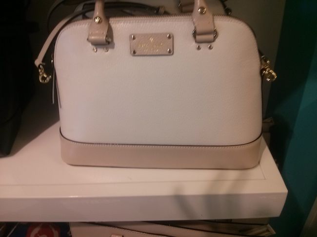 定番の形、配色ですね！<br />これも合わせやすくていいかも〜。<br /><br />・・・とここまでで子供達の限界でした。<br /><br />インフォメーション前に戻ります。<br />もっと色んなお店を見たいのに、見に行けない(T_T)/~~~