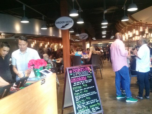 初めてでドキドキしながら。店内はとても賑わってましたよ。<br /><br />入ってすぐの、左のカウンターで注文します。<br /><br />メニューは決めてあります！<br /><br />ニコスピア３８といえば、アレでしょう！