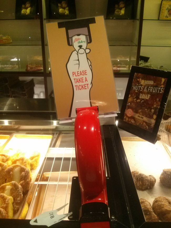 まずはチケット取らなきゃ〜。<br /><br />銀行システムですね。