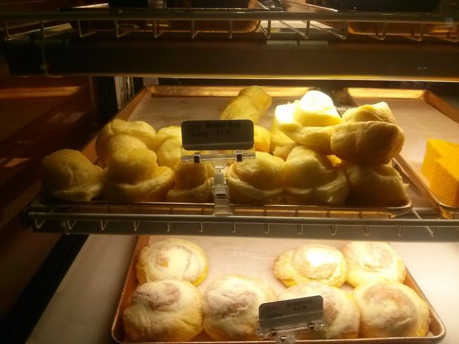 バターロールとエンマラサダ？だったかな。<br /><br />下の方のエンマラサダ、１つしか買わなかったけど、とても美味しくて、もっと買えばよかったです。