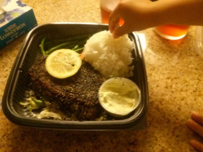 これこれ！<br />フリカケアヒです。<br /><br />部屋に戻ってからの写真です。つまんでいるのは待ちきれない長男です。<br /><br />これ、美味しかったです〜！子供達の食いつきがハンパなくて、ほとんど食べられてしまいました。<br />５人で１つでは足りなかった・・・(;^ω^)<br /><br />ご飯もパサパサしない、美味しいご飯でした。