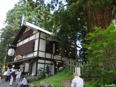 戸隠神社　中社の前にある蕎麦の有名店「うずら家」

１２：４０頃ですが、待ち時間は５０分ほどとのこと。
店先にある順番待ちの用紙に名前を書き、先にお詣りすることにしました。

うずら家の右隣にある杉の巨木は三本杉の２本目です。