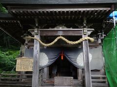 戸隠神社　九頭龍社

祭神は九頭龍大神。
戸隠神社五社の中で最古の歴史を持つ戸隠の地主神。
生命の源、水を司る九頭龍大神は、古来より、雨乞い、縁結び、虫歯・歯痛に御利益があるとして信仰を集めています。

戸隠には今も日照りの時など雨乞いのために登山する信者が多くあるそうです。
戸隠の山奥にある種池という池から水を戴き、桶にいれて、戸隠神社にお供えし、そこで神主から雨乞いの祈願をしてもらい、その水を絶対に地につけないように大事に、自分の郷里の氏神様の田圃まで運び、そこで祈願の報告をして、それぞれの田圃に注ぐと、たちまち恵みの雨を降らせてくれるとか。