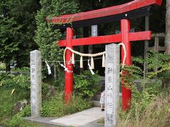 15：00　新屋　山神社　本宮　
最初の鳥居をくぐった先は古い鳥居が並んで、周りは木が茂り薄暗く、小さな女の子が怖がって泣いてました。
赤い鳥居の先は暗渠になっていますが、かなりの水量の川が流れていて、ザーザーと音がしています。