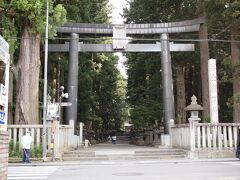 15：25　北口本宮冨士浅間神社　鳥居脇の駐車場に車を停めました、鳥居の前の道は車が途切れることなく通過するのですが、信号がありません。これは警備員さんが必要なレベルです。