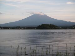 大石公園は富士山のビューポイントの一つで、夕暮れで富士山が赤く染まるのを待つ人がたくさんいました。
午前中は雲に隠れていた富士山も、いい感じに見えてます。