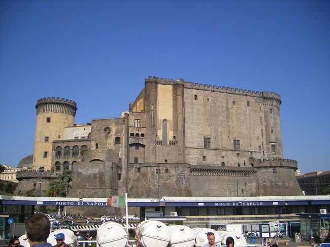 　時折晴れたものの雨混じりだったフェロー諸島と違って、南イタリアは快晴。南国の日差しの中、青い空、青い海は気持ちがいい。ヌオーヴォ城をみながらカプリ島への船がでる港へ向かいました。