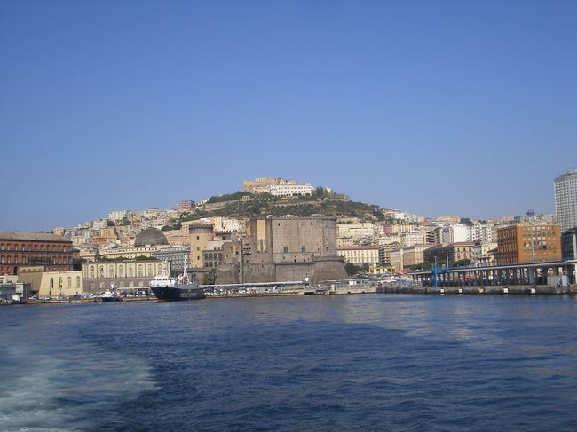 　ナポリ港を出港します