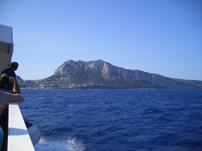 　カプリ島が見えてきました