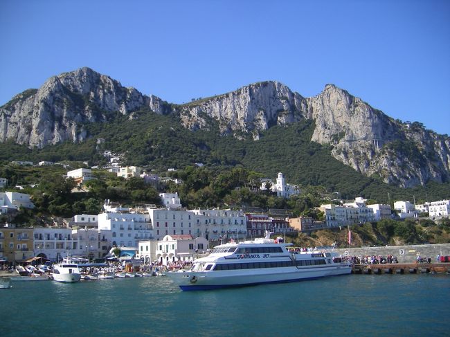 　カプリ島の港が見えてきました