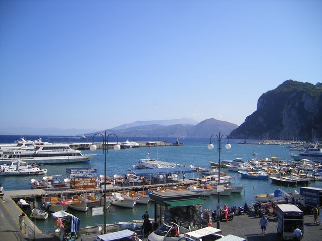 　カプリ島に到着しました。さあ、まずは目玉の青の洞窟への行こうと思ったのですが、高潮で観光船は運転を見合わせるとのこと。何とも残念。仕方ないので島の中心、ウンベルト１世広場へ向かいます