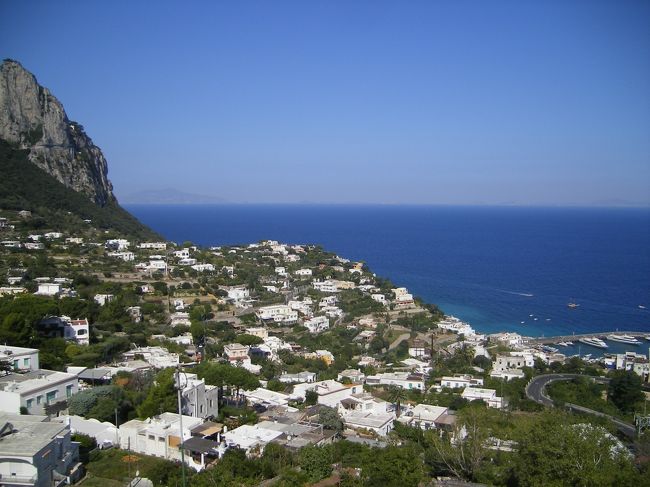 　ウンベルト１世広場から港を見下ろします