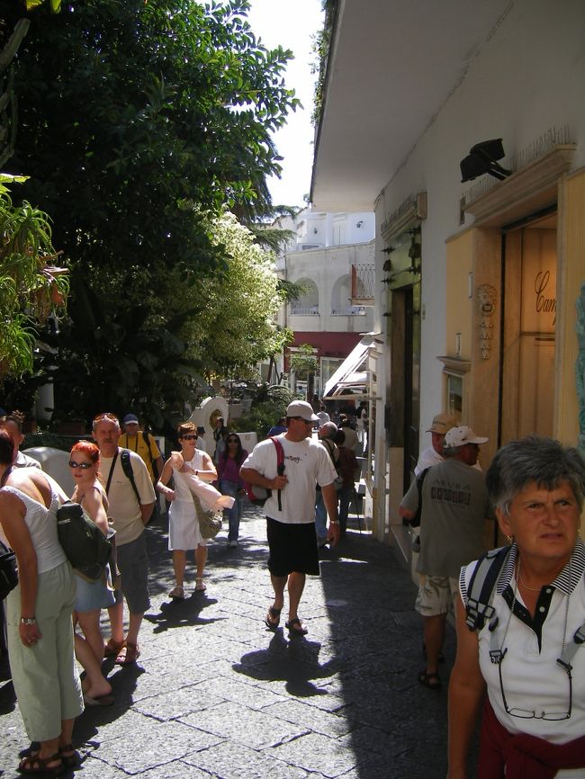 　観光客でにぎわっています