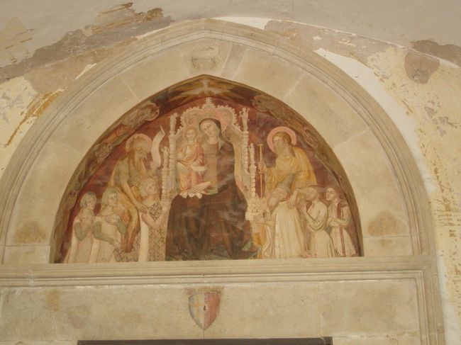 　入り口には14世紀のフレスコ画