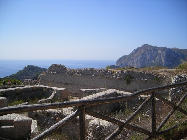 　もともとギリシア・ローマの古代史が好き。ティベリウスに関する様々逸話（半ば以上作り話らしい）は知っていたし、「ローマ人の物語」読んでいたこともあって、興味は尽きません。いい年してローマから離れて、島に引きこもりつつローマを支配したちょっと偏屈な老人。でも、こんないい場所なら引きこもりたくもなるかなあ。