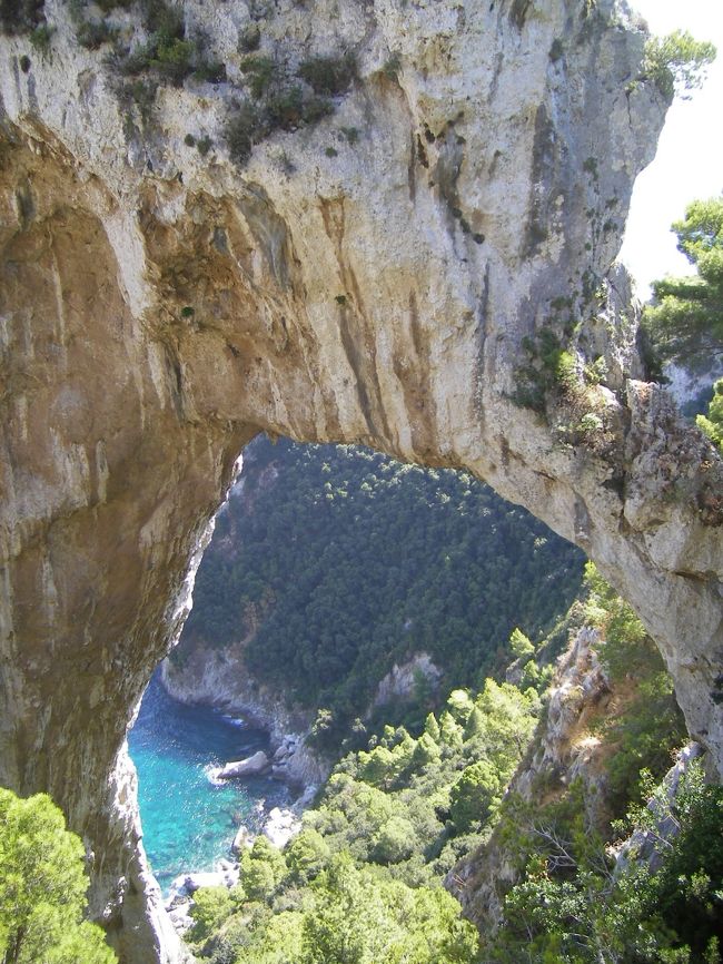 　アルコ・ナトゥラーレ（天然のアーチ）。天然のアーチの間から見える澄み切った青い海、なんか不思議な感じです。<br />