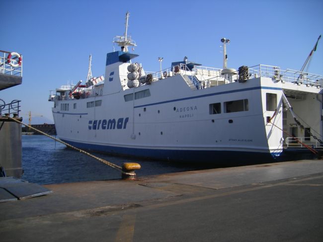 　カプリ島にはフェリーでも行けます