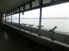 その隣にあるのが野鳥観察館。

その通り、干潟にやって来る様々な野鳥を望遠鏡で眺めることが出来ます。