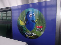 やってきたあおなみ線。

始発の金城ふ頭界隈は割合観光地なので、車内は結構混雑していました。

ファインディングドリーのペインティング。