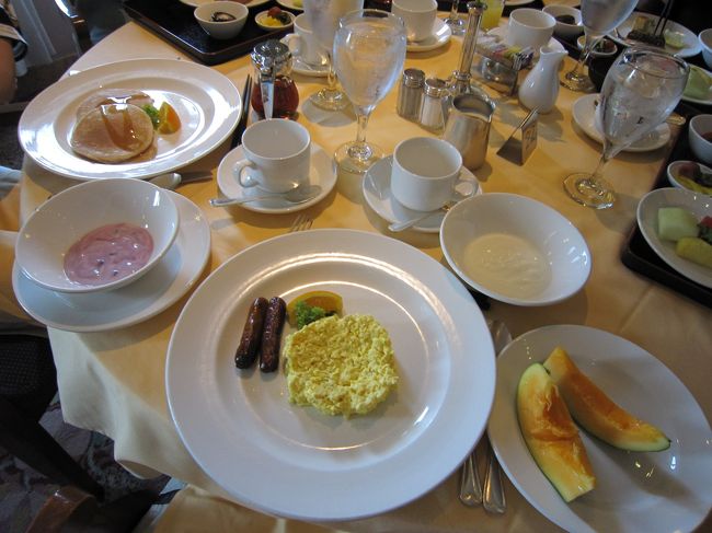 街のお店は１０時位からしか開かないので急ぐ必要もなく、この日もゆっくり朝食。