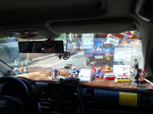 シャトルバスは片道５ドル。二人で10ドルで1100円はします。<br />タクシーの方が安いと聞いていたので、シャトルバスは使わずタクシーで街まで行きました。行きは160元、帰りは少し遠くから乗ったので175元でした。600円位です。<br /><br />相乗りしたらもっと安いけど、私達はゆっくり出たせいか他にタクシーに乗る人はいませんでした。<br /><br />ただ、タクシーが港に沢山来ていなかったり、近すぎると（太魯閣渓谷とかに連れて行きたがるので）乗車拒否されるとかいう話も聞いたので、その点だけが心配でしたが、私達の時は問題なく乗れました。<br /><br />行きのタクシーの運ちゃんは若い人で、日本のアニメ好きらしく、フィギュアを沢山飾ってました。<br />