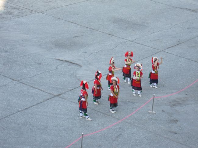 歓迎の人達も待機。<br />上から見ているとタクシーがあまりいない感じだけど、タクシー捕まるかなぁ…とそれが気がかりでした。<br /><br />この日も暑かったし、ちょっと街まで歩くには距離があります。