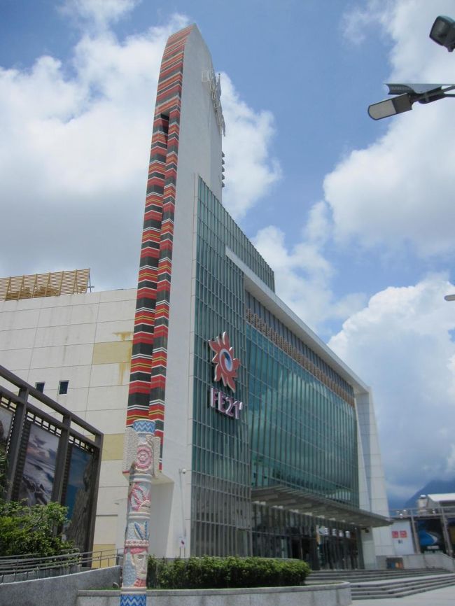 遠東百貨店へ行ってみます。<br />お土産品があればいいなと思って行ったら…。