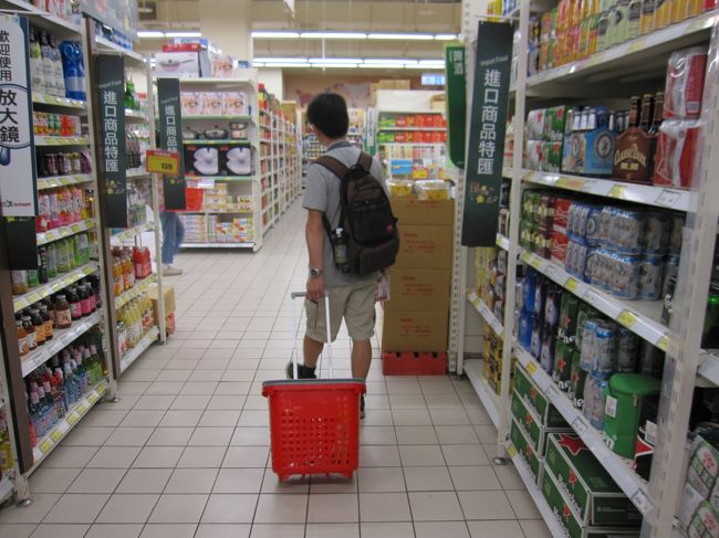 なんと地下に大きなスーパーがありました。