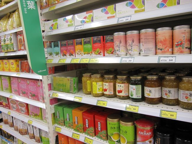 東方美人茶とか欲しかった烏龍茶もある〜。<br />スーパーで買うなら天仁茗茶が有名だそうです。実際、天仁茗茶しか無かったけど…。<br />台北の方の大きなスーパーだともっと品揃えがあるのでしょう。<br /><br />ドライマンゴーとか、茶梅も買いました。<br />お金がまだ沢山あったので烏龍茶も沢山買って、またリュックサックがいっぱいに（汗）<br />