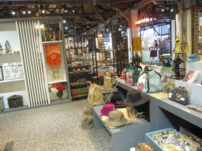 雑貨屋さんとか、カフェがありました。<br />ここは撮影不可でした。撮った後気づきました…。