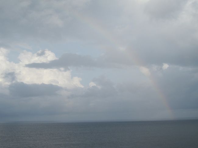 16時位からまた外のジャグジーへ行くと、昨日と同じご夫婦の顔も。その他2組のご夫婦もご一緒して、話に花が咲きました。皆さん旅行好きで2組とも3月に台湾行ったばかり（今年の3月は寒すぎたとのこと）だと言うし、勿論昨日もご一緒したご夫婦も何度も台湾に来ているご様子。<br />1組は50前半に早期退職してから気ままに暮らしているのだとか!その代わり携帯もPCも持ってない、エアコンなしという普段は質素倹約して若い頃から海外旅行を楽しまれているようです。皆さんの昔の海外旅行事情なども聞けて楽しいひと時を過ごしました。ついでに出港まで入っていようと1時間以上話してました（汗）<br /><br />少しパラパラと雨が降ったので虹が…。