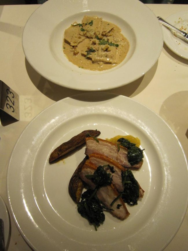 メインはスペアリブと、私の方はクリームソースのパスタっぽいです。ラビオリだったかな。