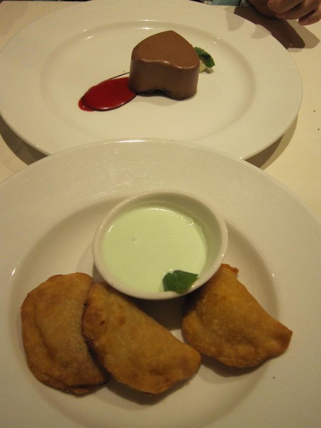 手前のデザートはなんでしょうね…。揚げ餃子みたいな中にスイーツがはいっているのでしょう。多分夫が選んだ方。