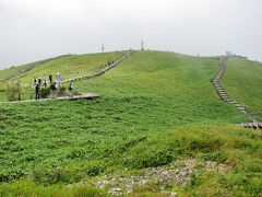 自然保護のため、山上の道は木道になっている。