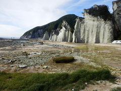 津軽半島蟹田港から下北半島　脇野沢までむつわんフェリーでクルマを運んだ。約一時間の船旅だ。きか港に着いたのは3時過ぎ。そこから30分ほど北上すると名称地「仏が浦」に到着する。遊覧船もあるようだが、一日に数本しかなく時間が合わない。仕方なく国道から遊歩道を10分ほど下ってようやく到着。いきはよいよいだが、帰りの階段は地獄だ。
でも、巨岩と奇岩は絶景。行ってみる価値あり。