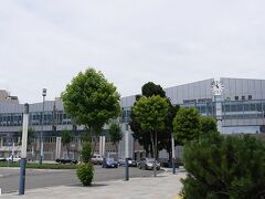 帯広駅前。・・・千歳の晴れがウソのような。途中狩勝峠に入ったあたりで青空消滅。雨は降っていないので駅隣接の観光協会で自転車を借りた。