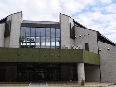 帯広の市街地に。まだ駅までは約2kmあるが、時間があったので百年記念館で郷土学習でもするかと。ここにきて青空ものぞく。