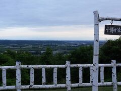 約30分で十勝川温泉に到着。まだ明るかったので温泉奥にある丘を上がり展望台に。