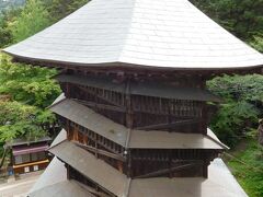 飯盛山には1796年に建てられたさざえ堂もある（表紙の写真もさざえ堂）。
内部はらせん状の通路になっていて、上りと下りですれ違うことはないそうだ。
時間の関係で内部見学はしていない。
（入館料をケチったわけではない）