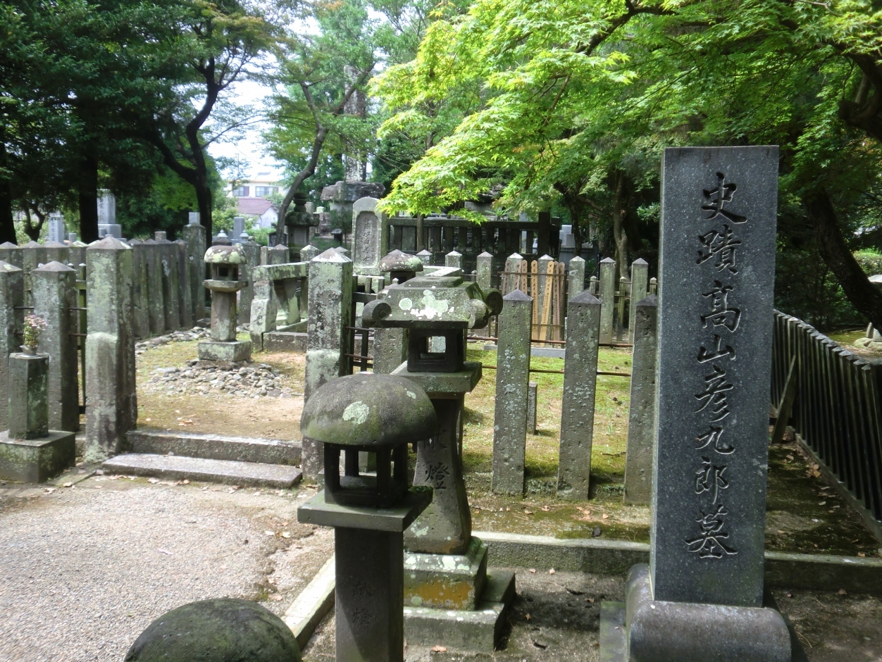 境内には、幕末の攘夷運動の先覚者である、高山彦九郎の墓があります。
