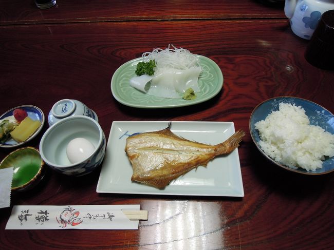 宿で朝ご飯<br />イカの刺身は新鮮で弾力がすごかった