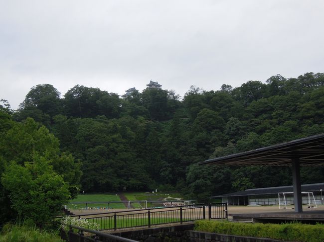 この日はまず初めに越前大野城へ<br />城を覆う雲海が見れるのは秋に数日という情報を聞いていたが、雲海が出ていそうな天候だったため急遽向かうことに<br /><br />城に向かう道中は至る所で良い感じの雲が発生していて期待したが、城周辺は雲が広がっていなかった